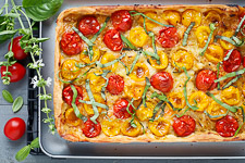 Cherry tomato tart with caramelized onions