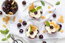 Frischk&mdash;se Dessert with cherries and Brittle