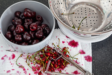 Frischk&mdash;se Dessert with cherries and Brittle